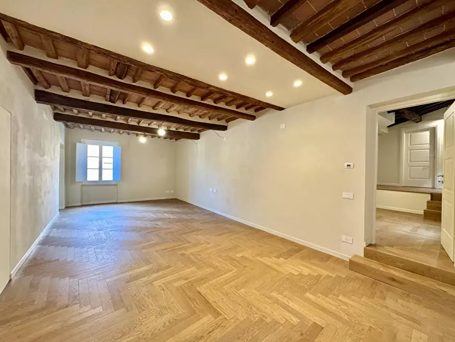 Immagine 12 di Appartamento in vendita  a Lucca