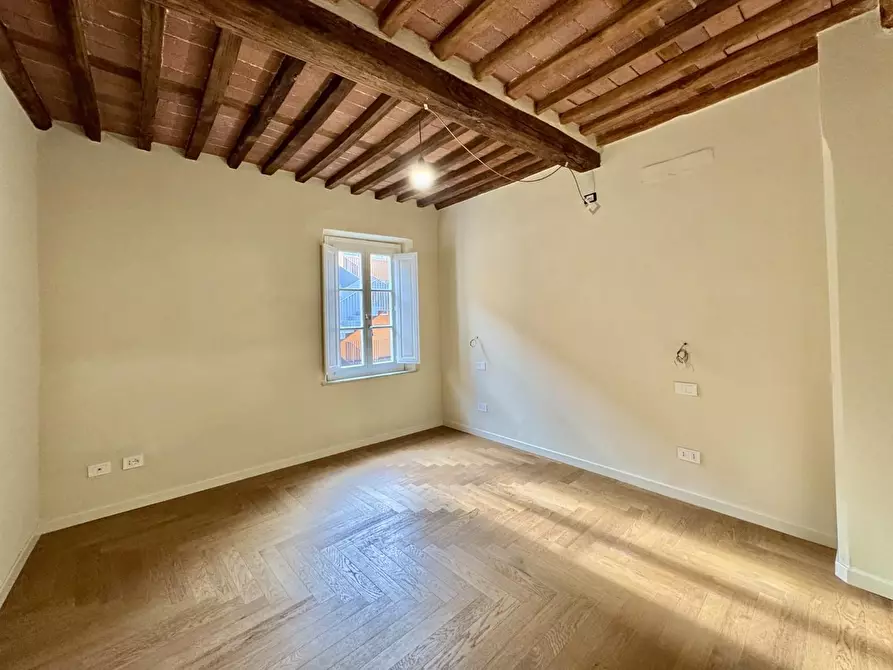Immagine 21 di Appartamento in vendita  a Lucca