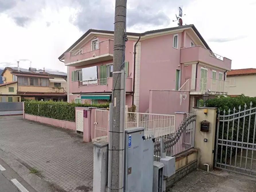 Immagine 2 di Appartamento in vendita  a Massa