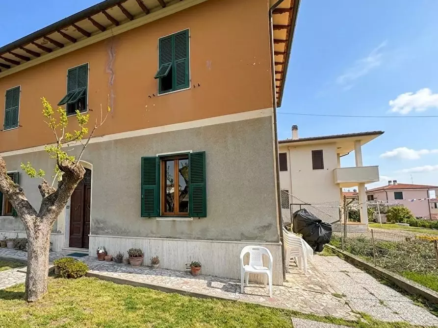 Immagine 2 di Porzione di casa in vendita  a Collesalvetti