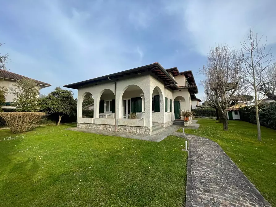 Immagine 1 di Villa in affitto  a Forte Dei Marmi