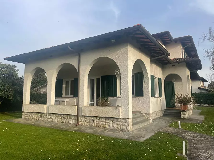 Immagine 2 di Villa in affitto  a Forte Dei Marmi