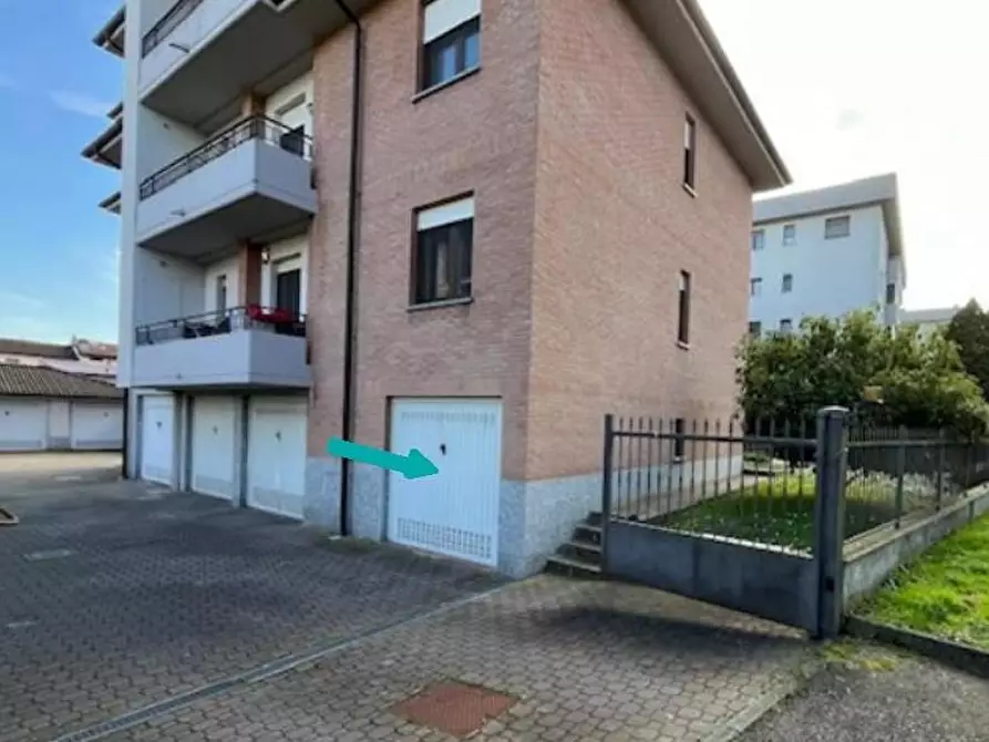 Immagine 1 di Garage in vendita  a Lacchiarella