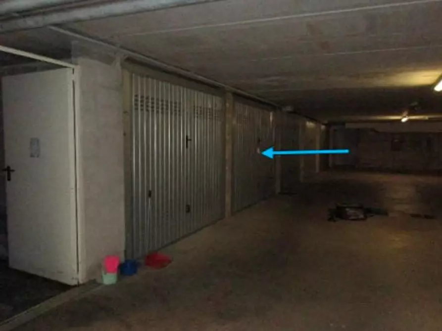 Immagine 1 di Garage in vendita  a Abbiategrasso