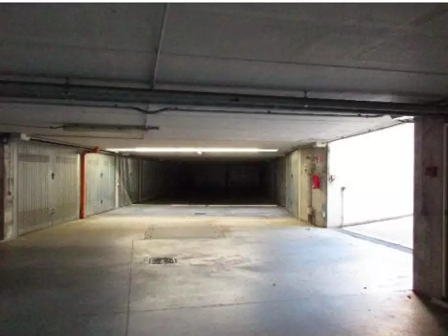 Immagine 5 di Garage in vendita  a Abbiategrasso