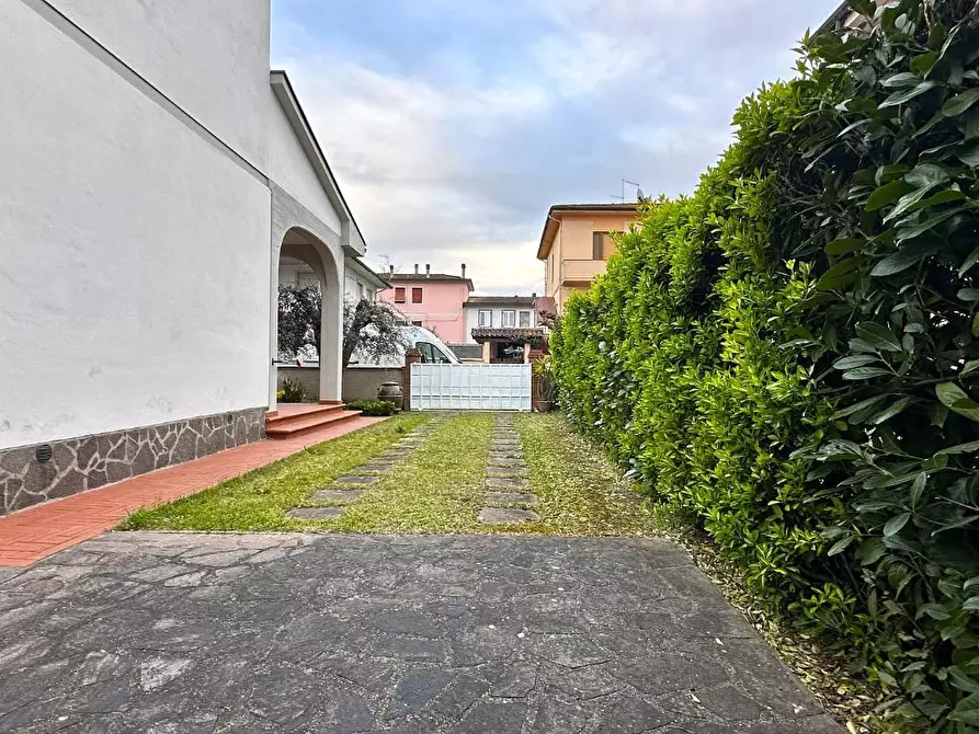 Immagine 7 di Villa in vendita  a Ponsacco