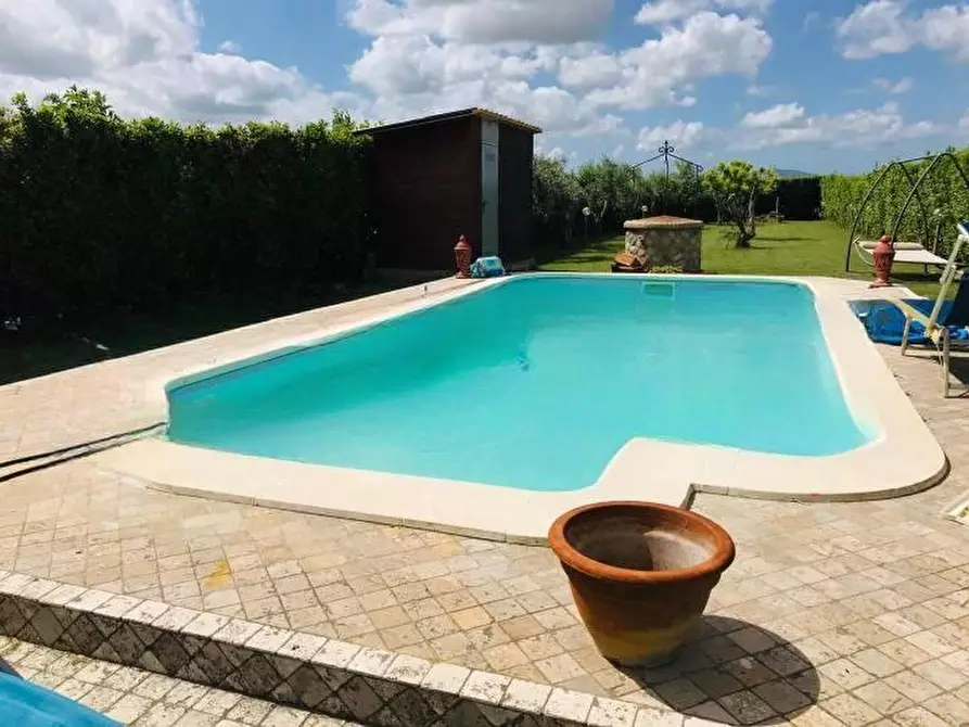 Immagine 1 di Villa in vendita  a Cascina