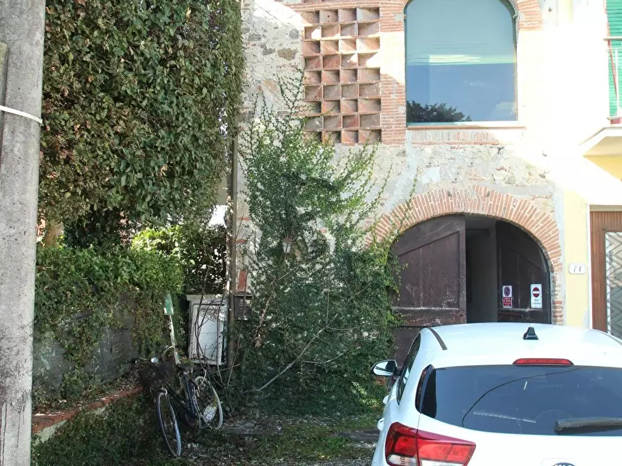 Immagine 1 di Terratetto in vendita  a Lucca