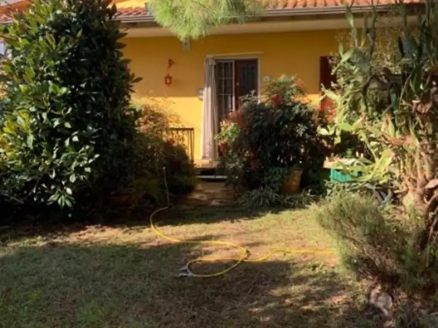 Immagine 1 di Casa indipendente in vendita  a Massa