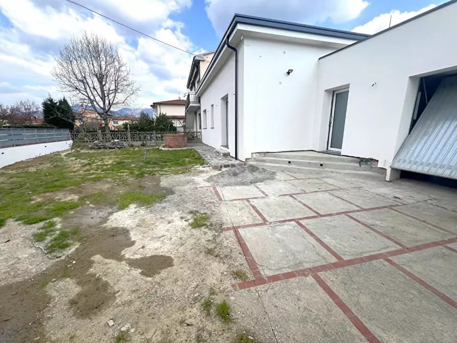 Immagine 3 di Villa in vendita  a Cascina