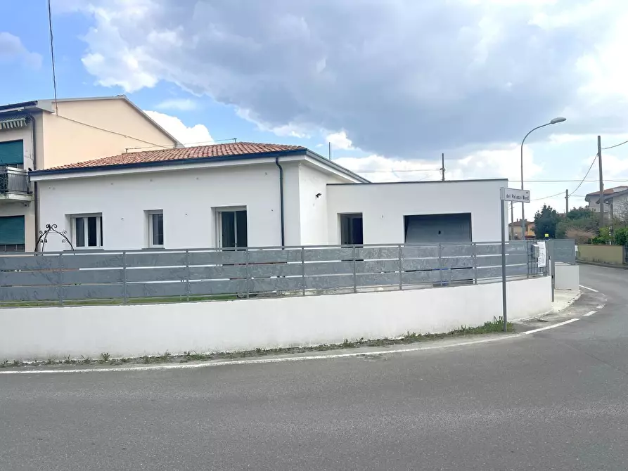 Immagine 27 di Villa in vendita  a Cascina