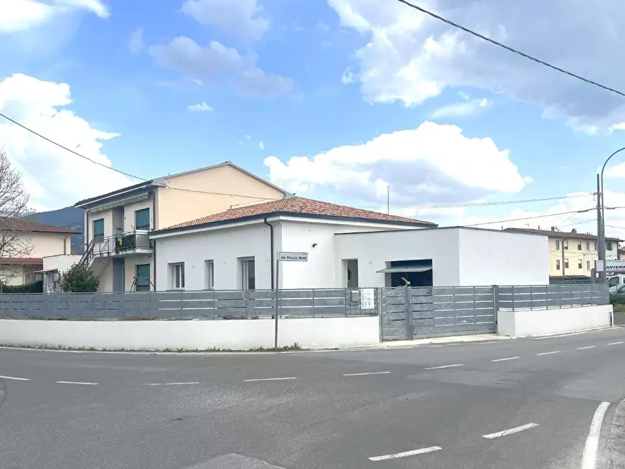 Immagine 1 di Villa in vendita  a Cascina