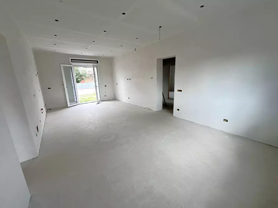 Immagine 8 di Villa in vendita  a Cascina