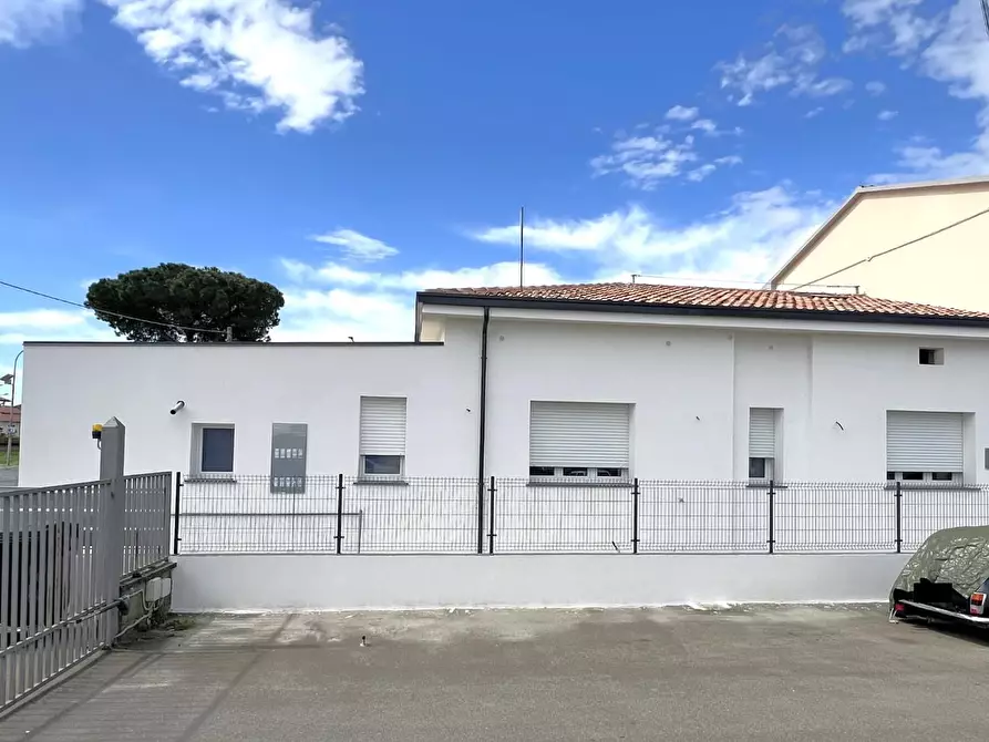 Immagine 2 di Villa in vendita  a Cascina