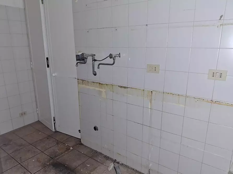 Immagine 6 di Locale commerciale in vendita  a Pisa