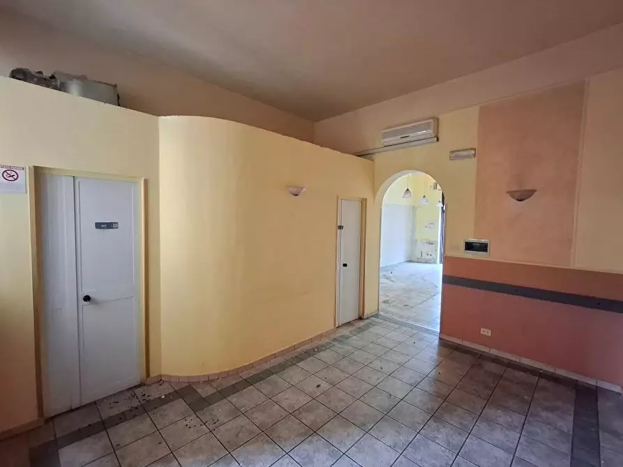 Immagine 2 di Locale commerciale in vendita  a Pisa