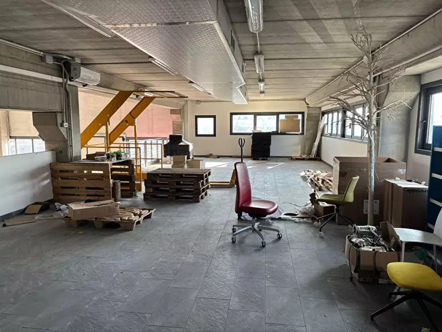 Immagine 2 di Attività artigianale in vendita  a Vecchiano