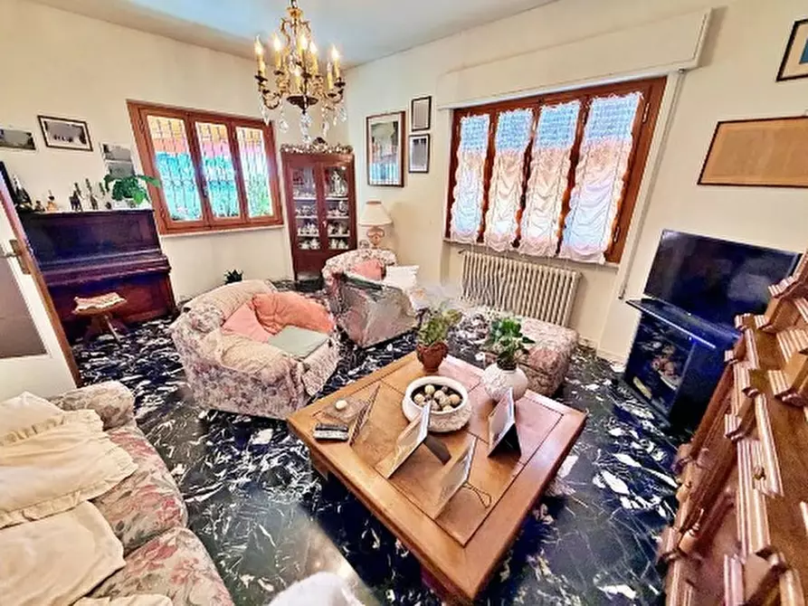 Immagine 13 di Villa in vendita  a Seravezza