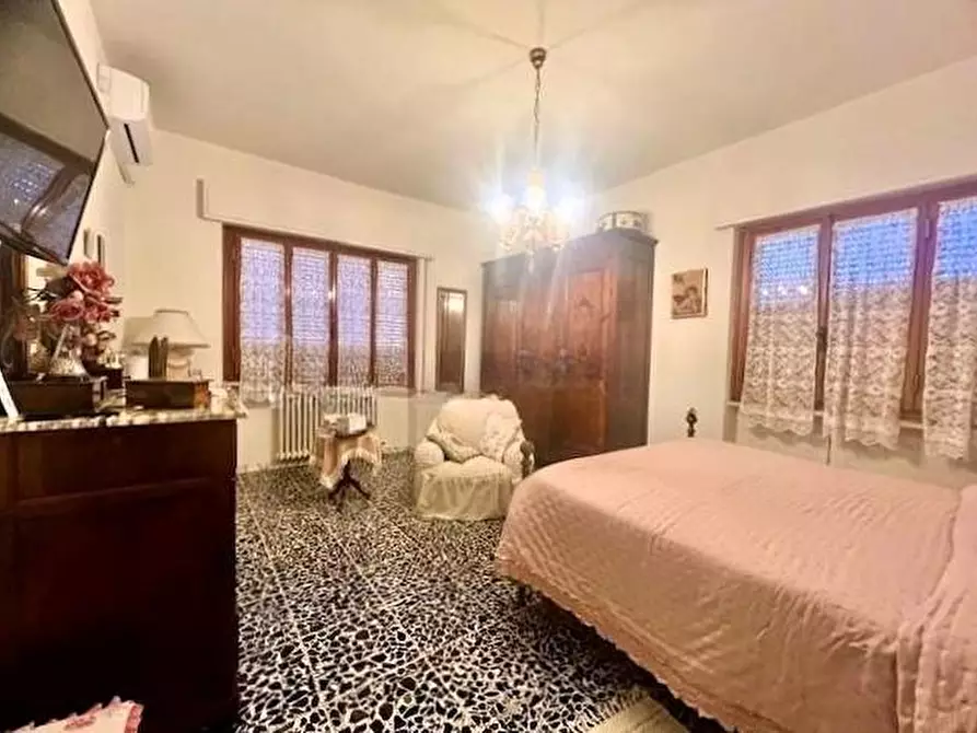 Immagine 8 di Villa in vendita  a Seravezza