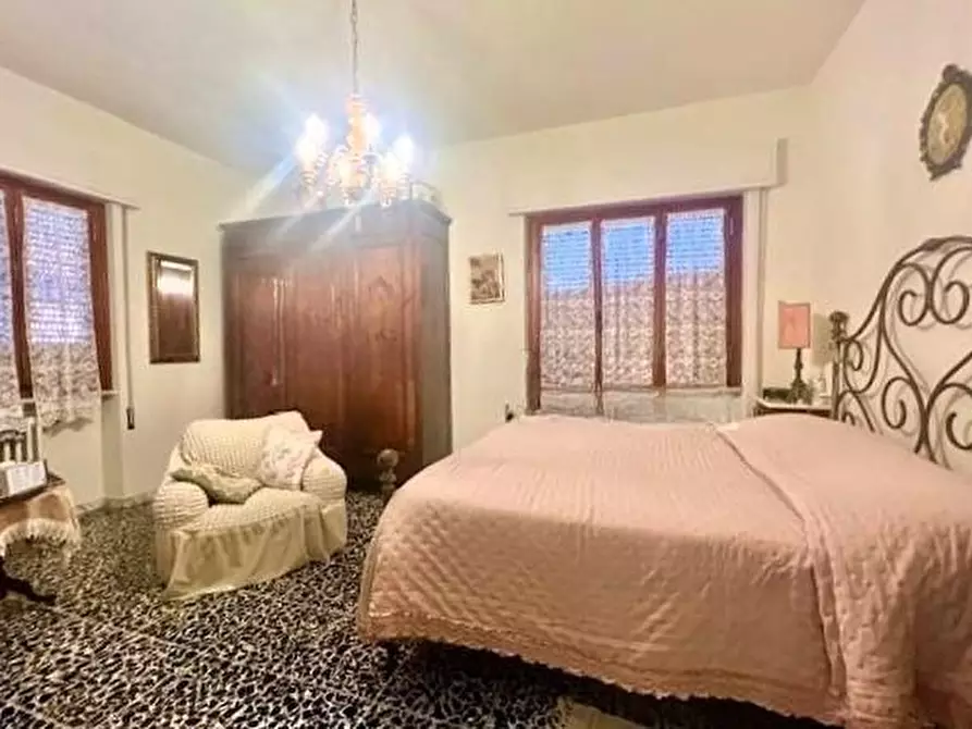 Immagine 9 di Villa in vendita  a Seravezza