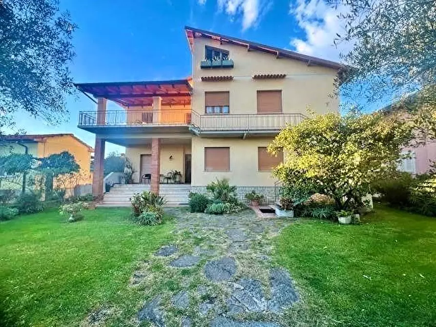 Immagine 1 di Villa in vendita  a Seravezza