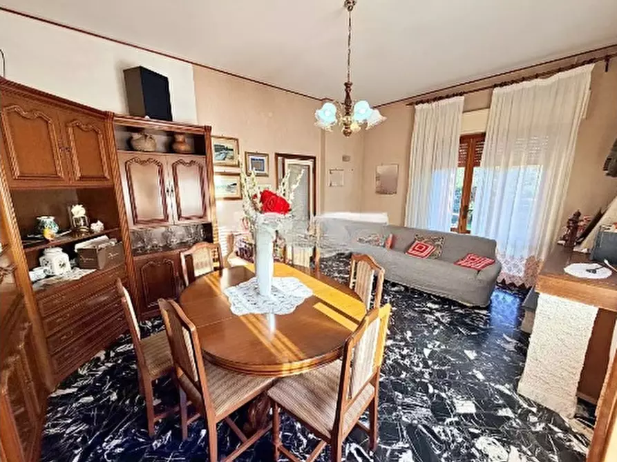 Immagine 11 di Villa in vendita  a Seravezza