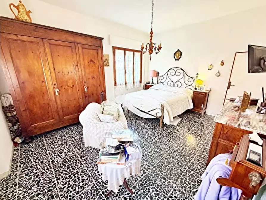 Immagine 17 di Villa in vendita  a Seravezza