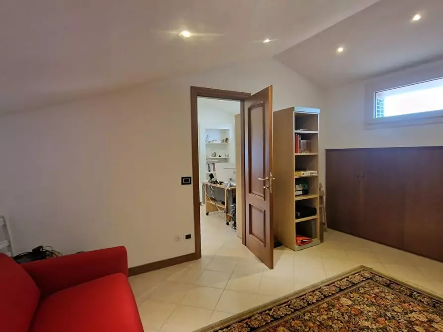 Immagine 40 di Mansarda in vendita  a Viareggio