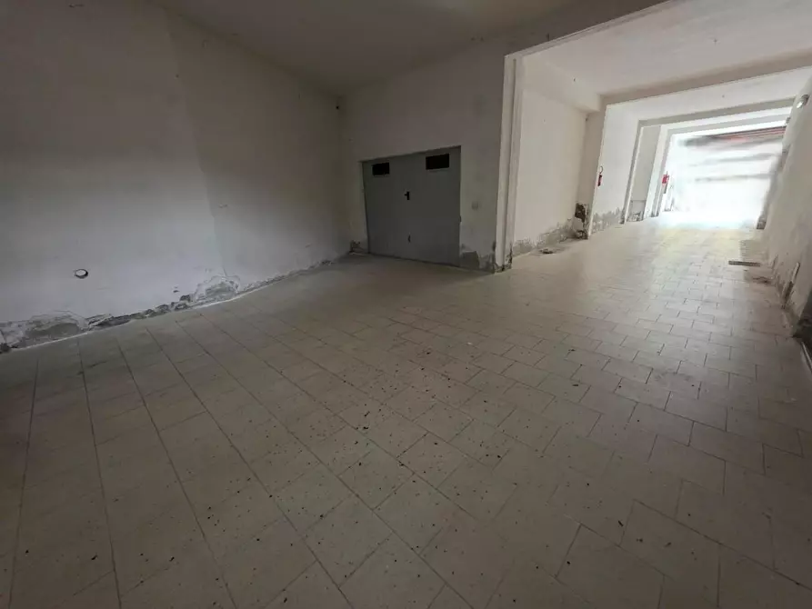 Immagine 1 di Garage in vendita  a Pontedera