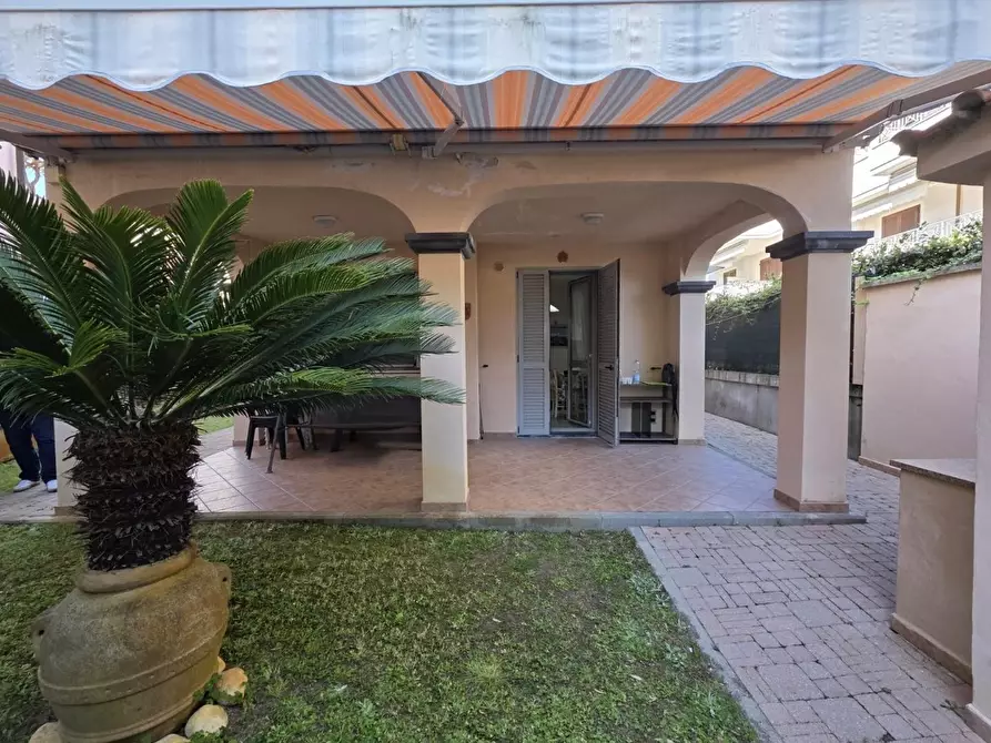 Immagine 1 di Appartamento in vendita  a Montignoso