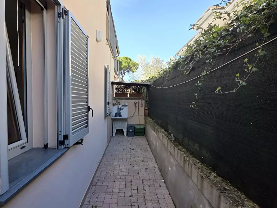 Immagine 3 di Appartamento in vendita  a Montignoso