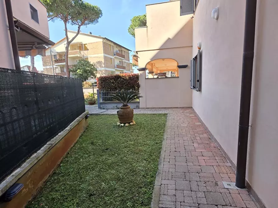 Immagine 2 di Appartamento in vendita  a Montignoso