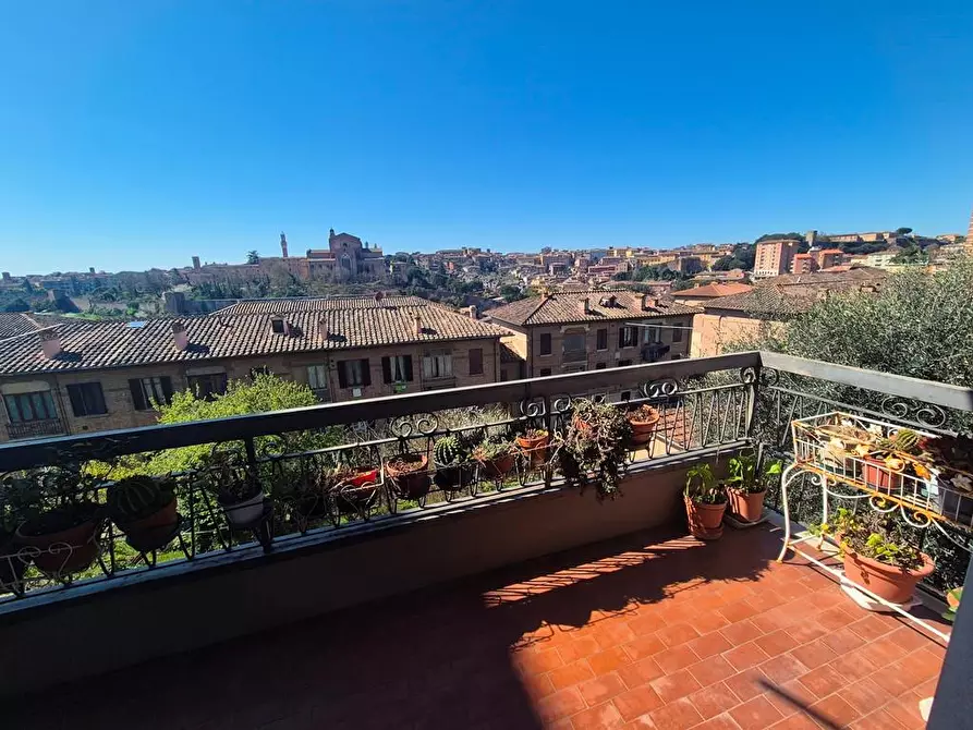 Immagine 9 di Appartamento in vendita  a Siena