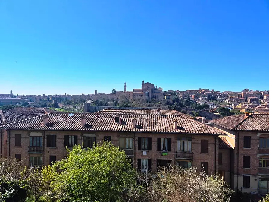 Immagine 1 di Appartamento in vendita  a Siena