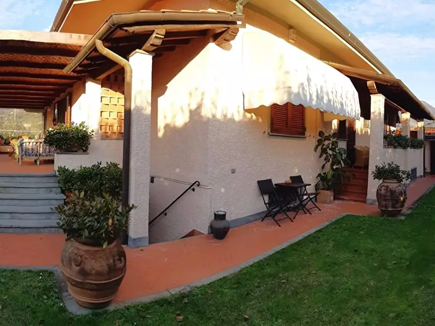 Immagine 3 di Villa in vendita  a Pietrasanta