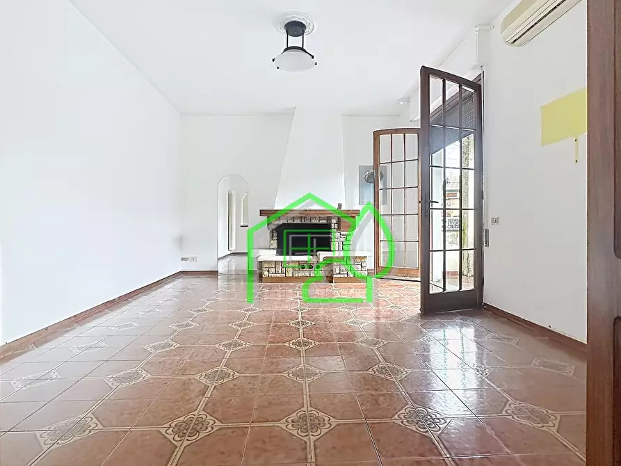 Immagine 1 di Casa quadrifamiliare in vendita  a Viareggio