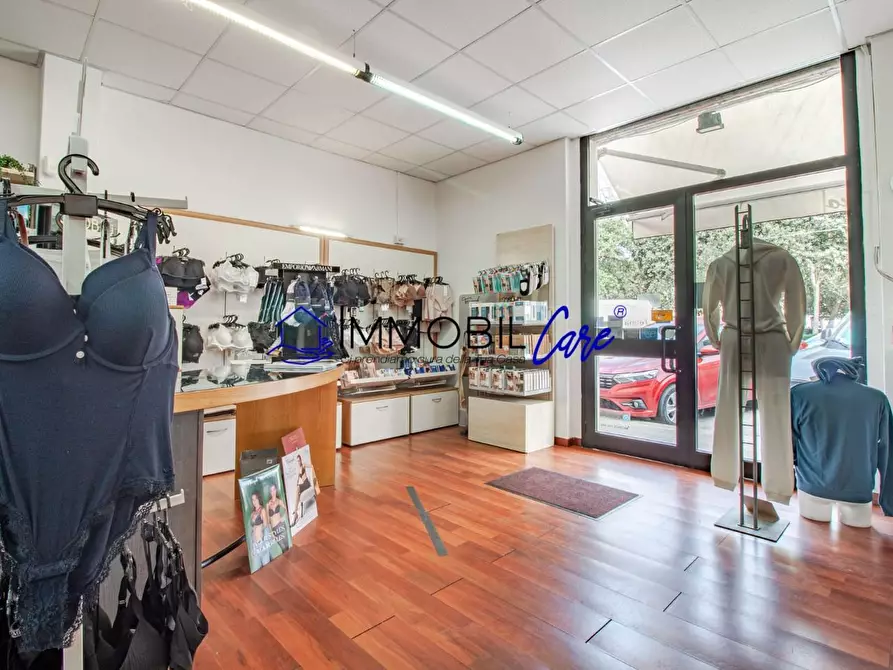 Immagine 9 di Locale commerciale in vendita  a Livorno