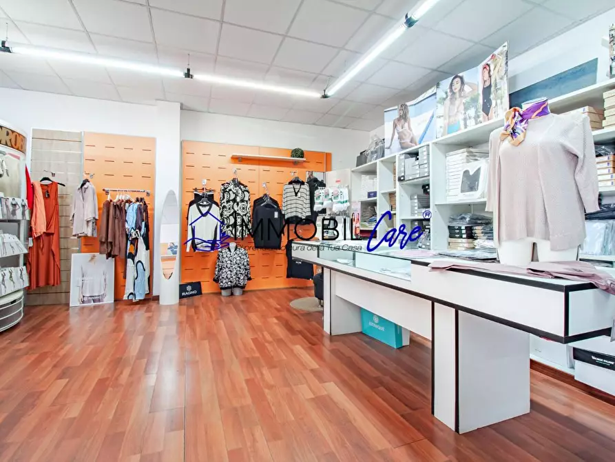 Immagine 8 di Locale commerciale in vendita  a Livorno