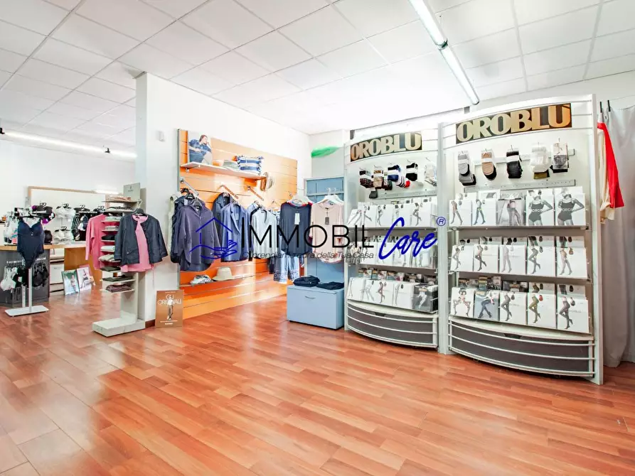 Immagine 3 di Locale commerciale in vendita  a Livorno