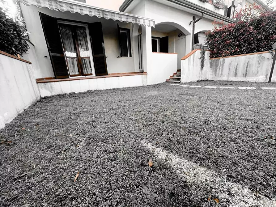 Immagine 2 di Porzione di casa in vendita  a Ortonovo