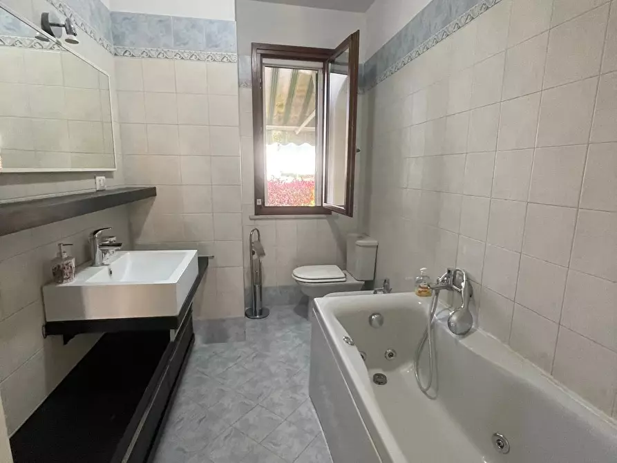 Immagine 15 di Porzione di casa in vendita  a Ortonovo