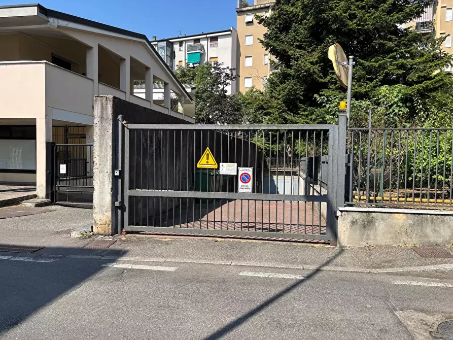 Immagine 2 di Garage in vendita  a Cusano Milanino