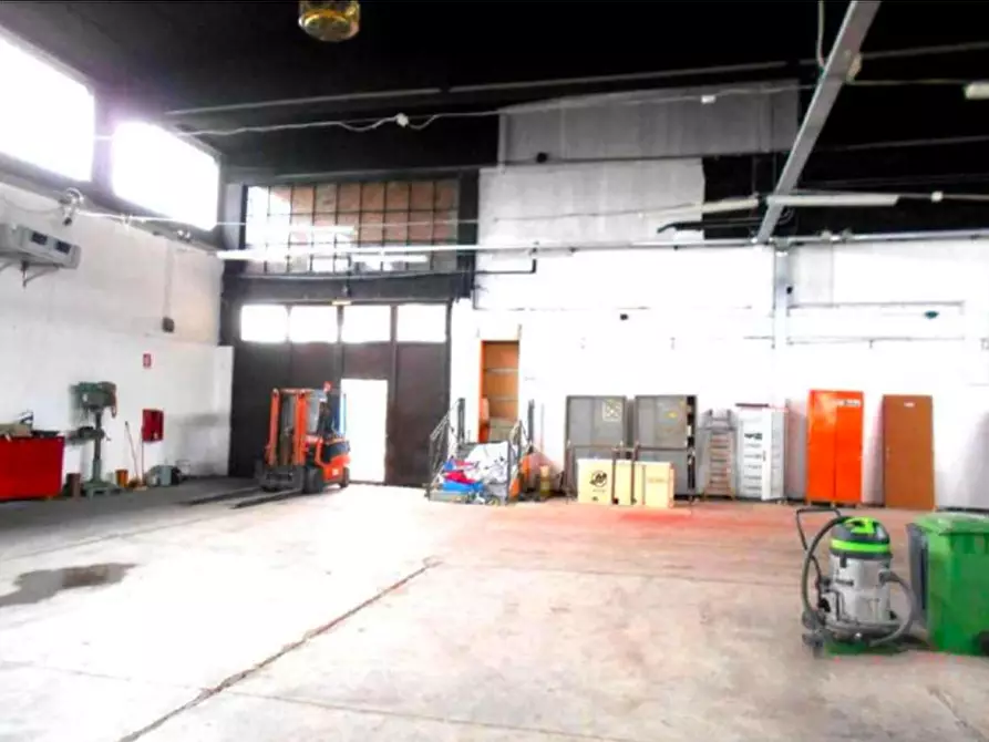 Immagine 5 di Attività artigianale in vendita  a Casteggio