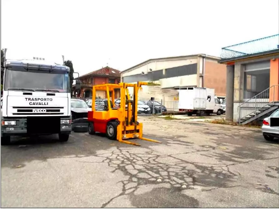 Immagine 9 di Attività artigianale in vendita  a Casteggio