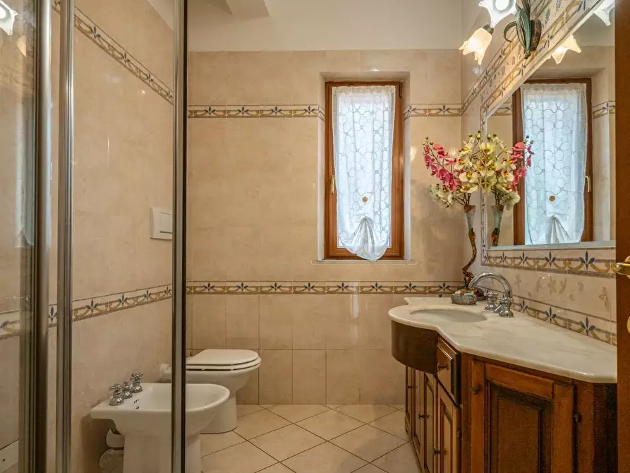 Immagine 14 di Villa in vendita  a Cascina