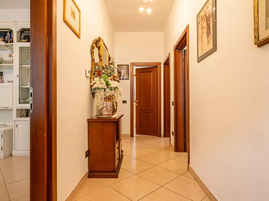 Immagine 2 di Villa in vendita  a Cascina