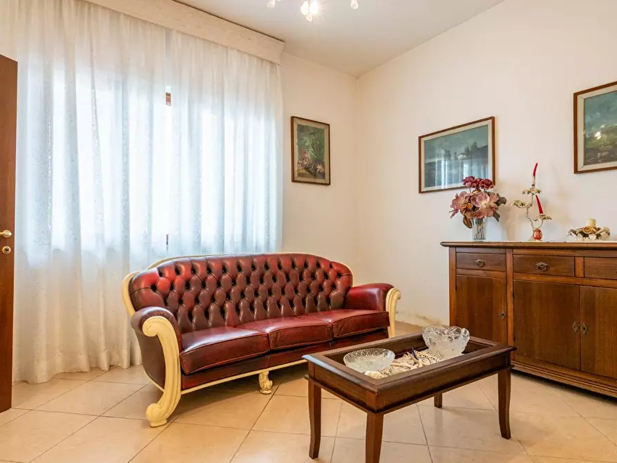 Immagine 8 di Villa in vendita  a Cascina