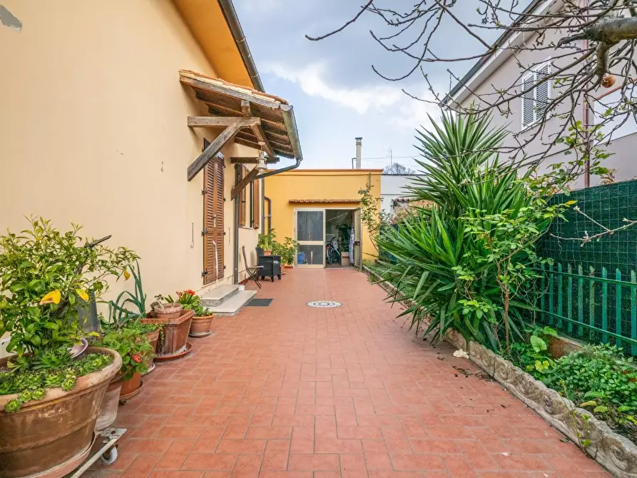 Immagine 30 di Villa in vendita  a Cascina