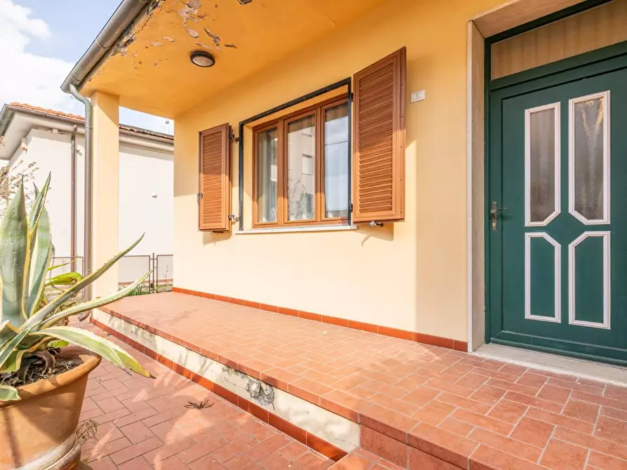 Immagine 23 di Villa in vendita  a Cascina