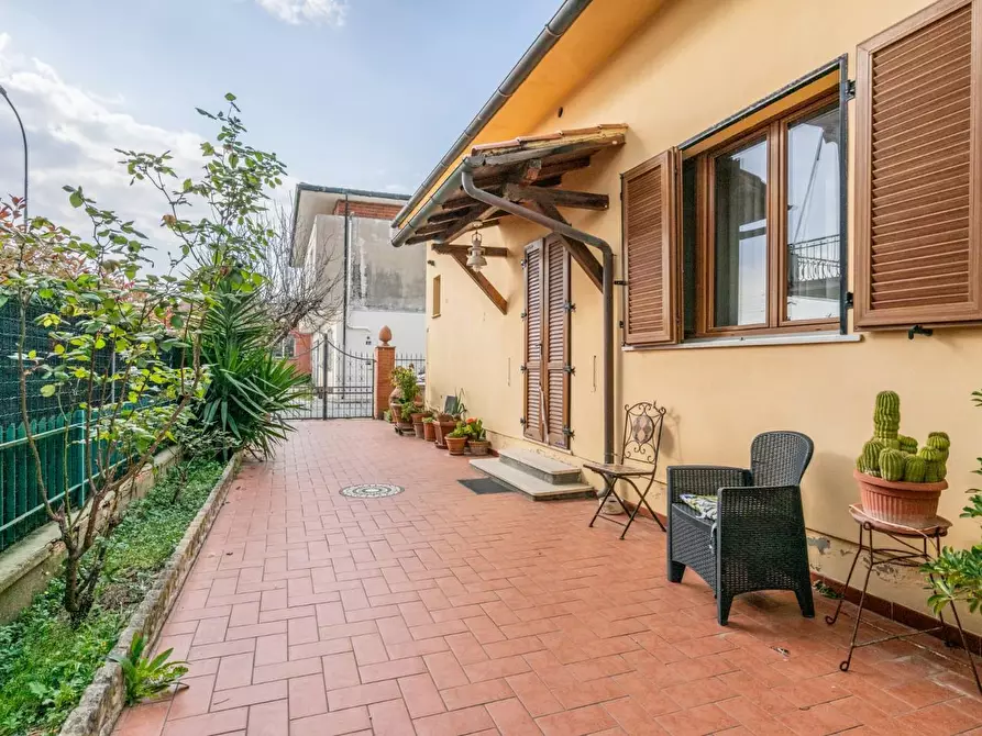 Immagine 1 di Villa in vendita  a Cascina